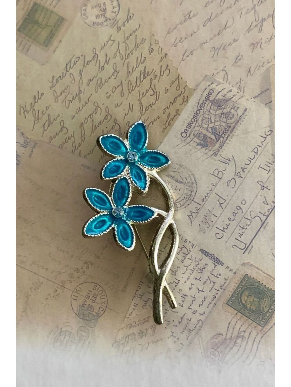 Vintage Charming Blue Floral Enamel Brooch Pin - Elegant Eye-Catching Accessory